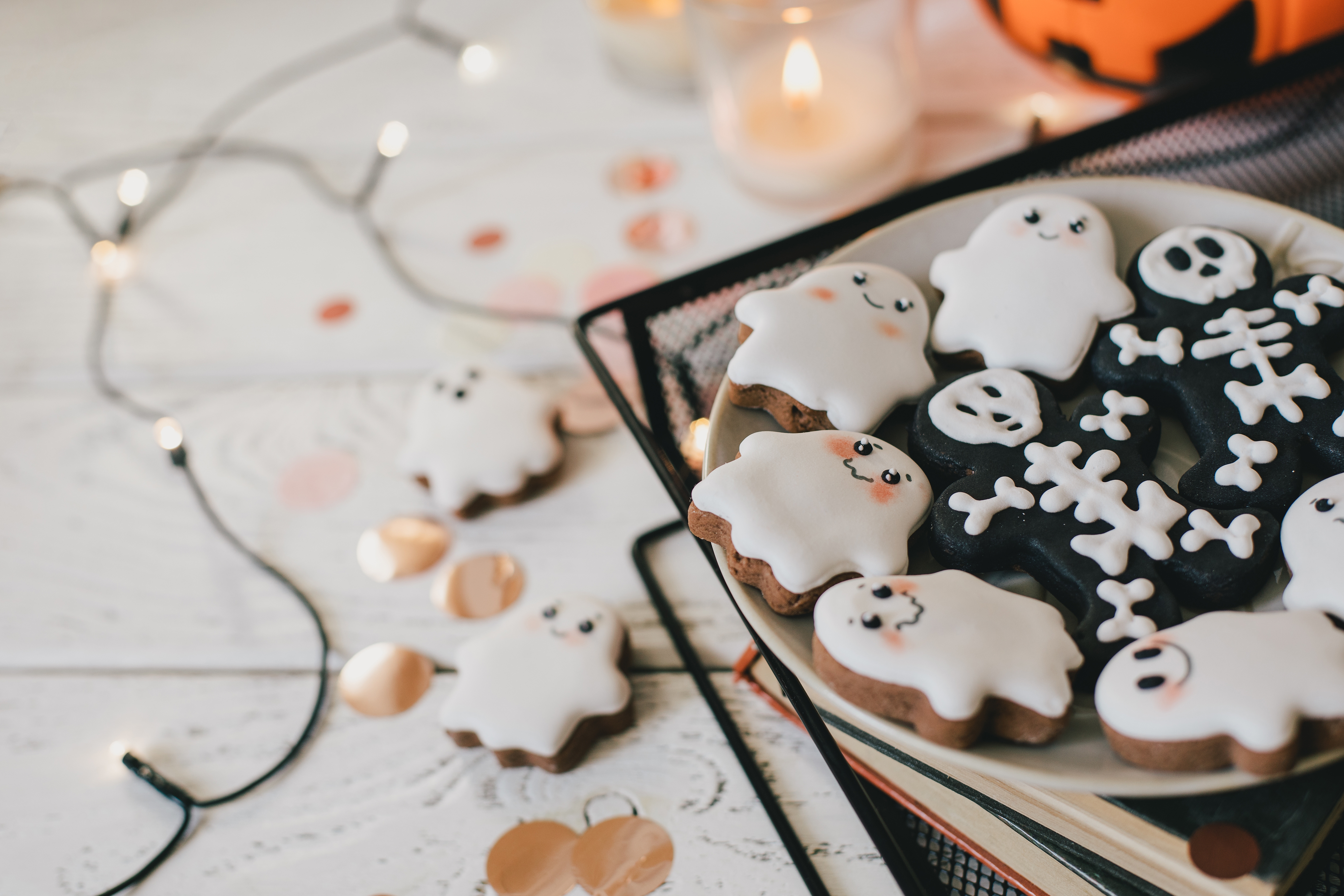 ghost shaped cookies with icing